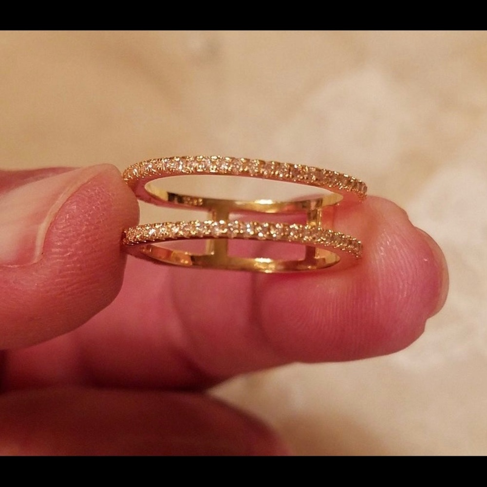 Double band ring guard. white topaz round cut gemstones. 18k gold plated band. - Picture 2 of 4